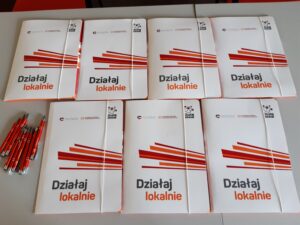 Laureaci konkursu Działaj Lokalnie 2020 Na zdjęciu widać ułożone na stole teczki z umowami.
