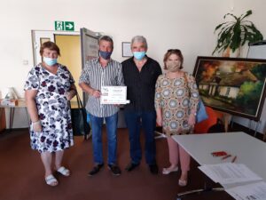 Laureaci konkursu Działaj Lokalnie 2020 Laureaci pozują do zdjęcia.
