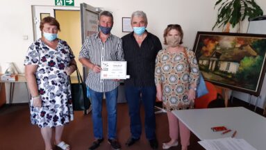 Laureaci pozują do zdjęcia.