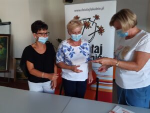 Laureatki rozmawiają ze sobą. W&nbsp;tle baner "Działaj Lokalnie"