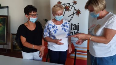 Laureatki rozmawiają ze sobą. W tle baner "Działaj Lokalnie"