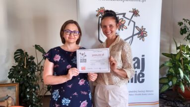 Laureatki pozują do zdjęcia na tle baneru "Działaj Lokalnie".