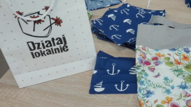 Maseczki rozłożone na stole