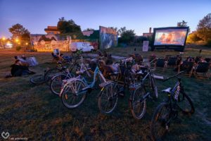 Na zdjęciu widać kino plenerowe.