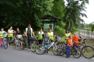 II Rajd z Działaj Lokalnie Uczestnicy wraz z rowerami pozują do zdjęcia.