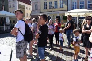 Na rynku Uczestnicy stoją na rynku w Poznaniu