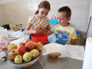 Nauka pieczenia dla dzieci Dwoje dzieci przygotowuje ciasto