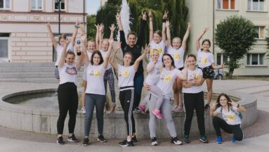 grupa dzieci na rynku