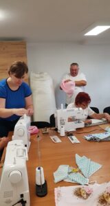Grupa senior&oacute;w pracuje na&nbsp;maszynach