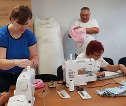 Grupa seniorów pracuje na maszynach