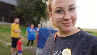Zdjęcie przedstawia uśmiechniętą młodą kobietę