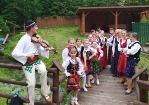 Grupa os&oacute;b w&nbsp;strojach ludowych