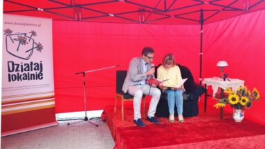 Wicestarosta Kluczborski z małżonką czytają "Balladynę" Juliusza Słowackiego