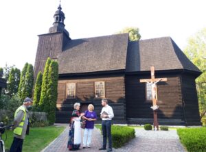 Zabytkowy drewniany kościół w Rożnowie