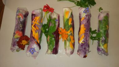 Na zdjęciu widać przygotowane spring rolls, udekorowane kwiatami