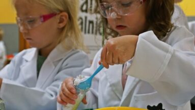 Dzieci pracują nad stworzeniem mydła