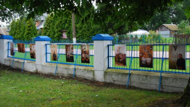 Zdjęcia powieszone na płocie