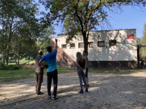 Grupa os&oacute;b porządkuje przestrzeń parku