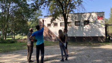 Grupa osób porządkuje przestrzeń parku