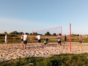 Na zdjęciu widać osoby grające w&nbsp;siatk&oacute;wkę