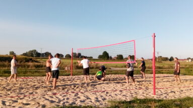 Na zdjęciu widać osoby grające w siatkówkę