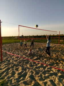Na zdjęciu widać dzieci grające w&nbsp;siatk&oacute;wkę plażową