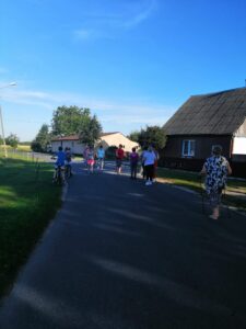 Grupa os&oacute;b z&nbsp;kijkami w&nbsp;plenerze
