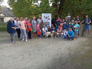 Grupa uczestnik&oacute;w projektu pozuje do&nbsp;zdjęcia