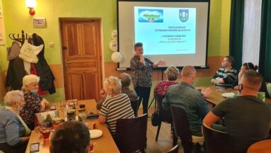 Na zdjęciu widać osoby zebrane w sali podczas warsztatów