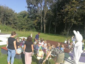 Kicak rozdaje grupie dzieci zdrowe przekąski