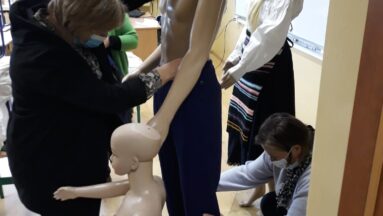 Na zdjęciu widać osobę pracującą przy manekinach