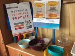 Na zdjęciu widać przygotowane składniki ułożone na&nbsp;stole po&nbsp;plakatem z&nbsp;logo "Działaj Lokalnie" i&nbsp;napisem "wyzwolisz społeczną energię"