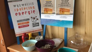 Na zdjęciu widać przygotowane składniki ułożone na stole po plakatem z logo "Działaj Lokalnie" i napisem "wyzwolisz społeczną energię"