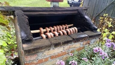 Na zdjęciu widać kiełbasy podczas wędzenia