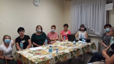 Grupa osób w pomieszczeniu podczas warsztatów