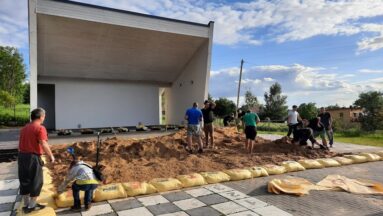 Na zdjęciu widać plażę i kino plenerowe