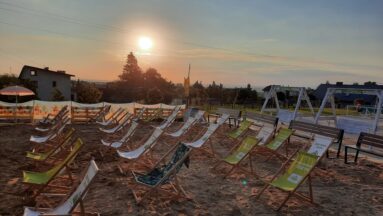 Na zdjęciu widać rząd leżaków na plaży