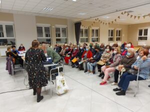 Na zdjęciu widać grupę os&oacute;b w&nbsp;trakcie prelekcji