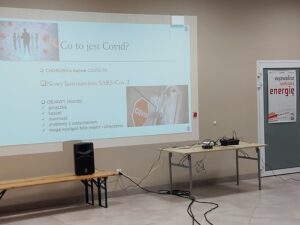 Na zdjęciu widać slajd prezentacji wyświetlany na&nbsp;rzutniku