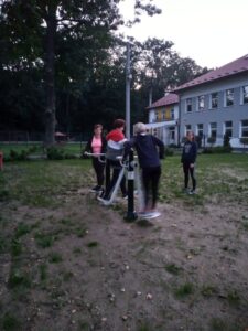 Ćwiczenia na&nbsp;siłowni zewnętrznej