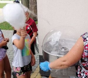 Nie tylko wata była na topie... Dziewczynka trzyma watę cukrową