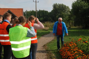 Warsztaty na świeżym powietrzu Na zdjęciu widzimy grupę osób w ogrodzie