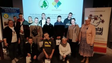 Grupa młodzieży pozuje do zdjęcia