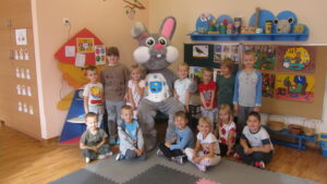 Kicak w&nbsp;nowym futerku w&nbsp;grupie przedszkolak&oacute;w