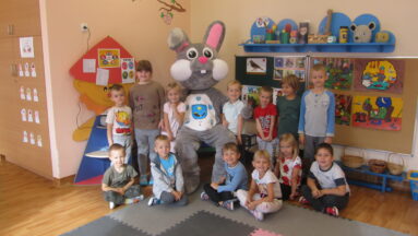Kicak w nowym futerku w grupie przedszkolaków