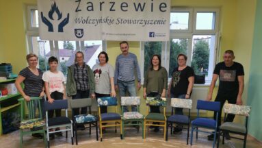 Nasi uczestnicy warsztatów z gotowymi krzesłami.