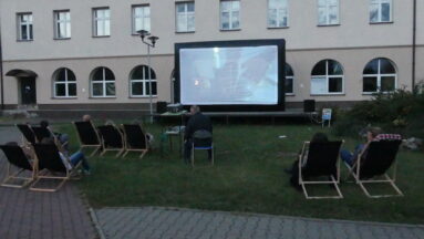 Na zdjęciu widać kino w plenerze