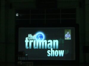 "Kino pod jurajskim niebem w Gminie Ogrodzieniec" "Truman Show" w plenerowym kinie