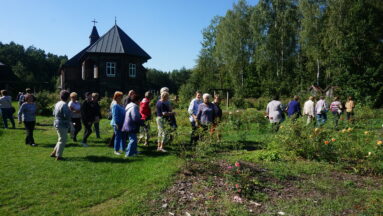 Grupa osób podczas zwiedzania ogrodu botanicznego