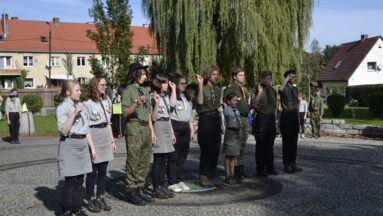 uczestnicy zbiórki harcerskiej stoją na placu